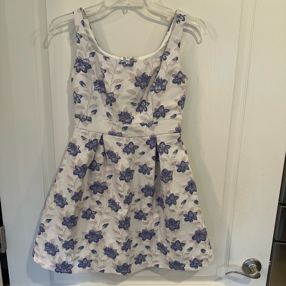 Lulu's White Floral Jacquard Pleated Skater Dress xSmall - Picture 2 of 8